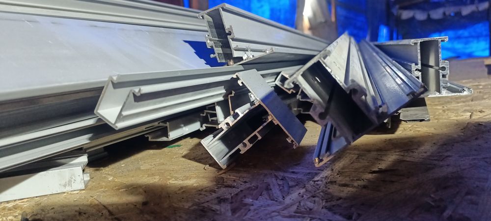 Продам двери двух створчатые алюмин