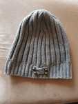 Gorro em malha cinzento