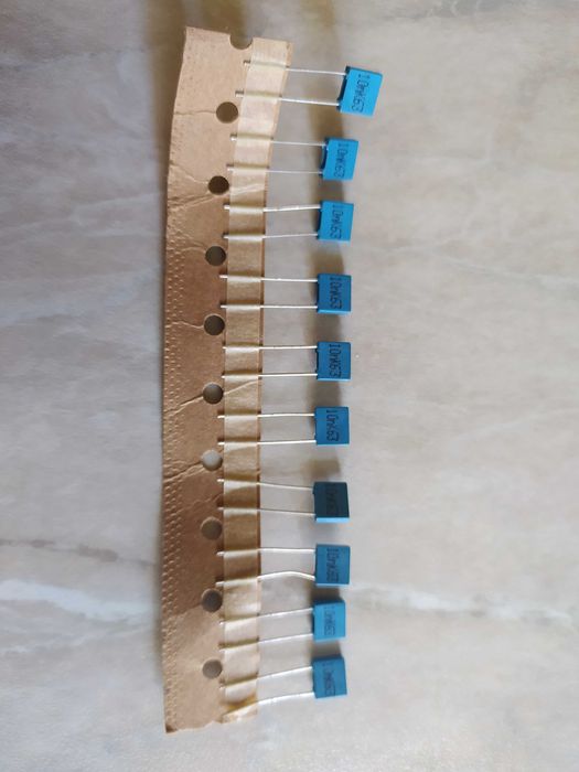 Продаються конденсатори .