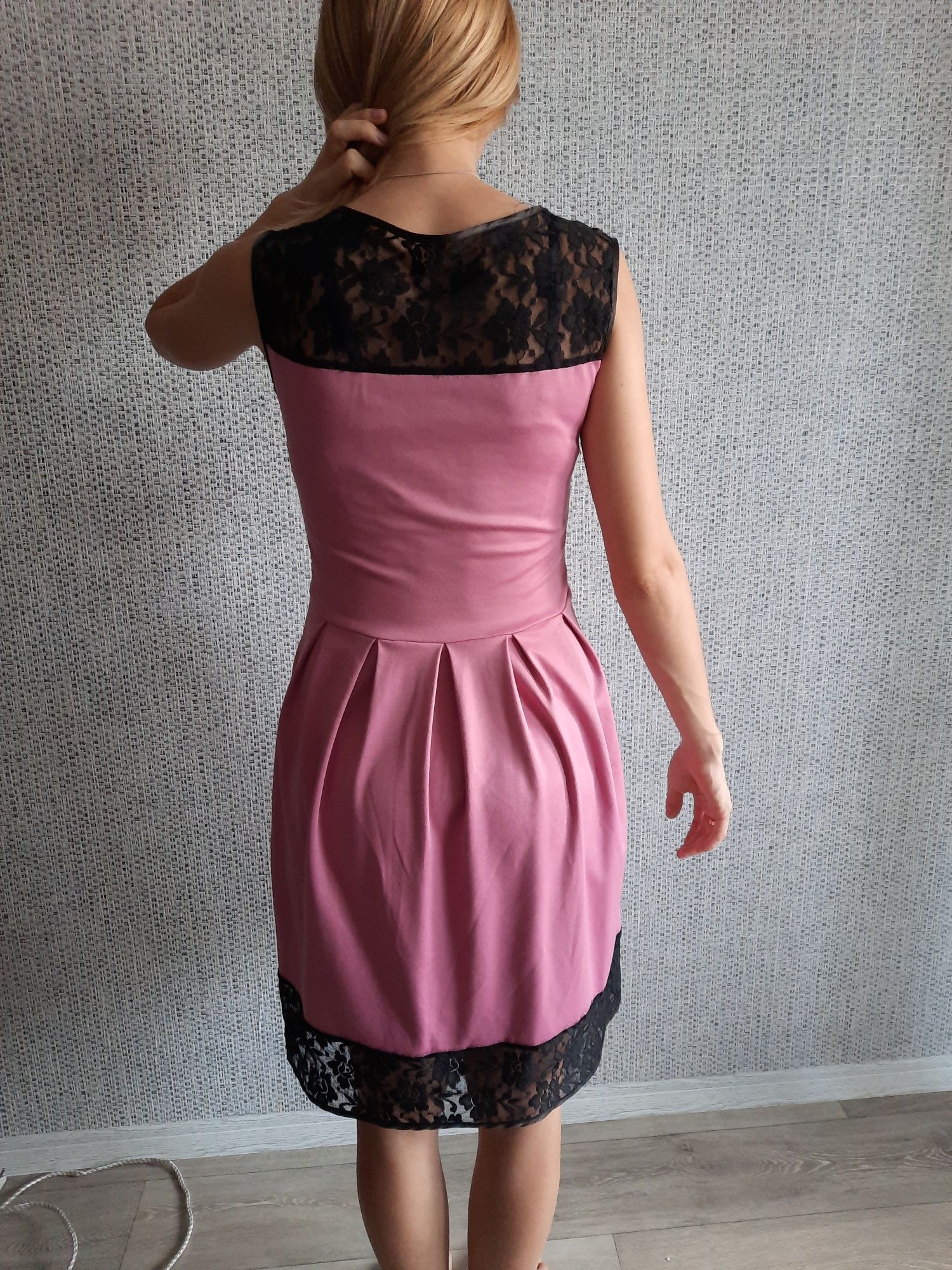 Одяг. Рожева сукня з мереживом