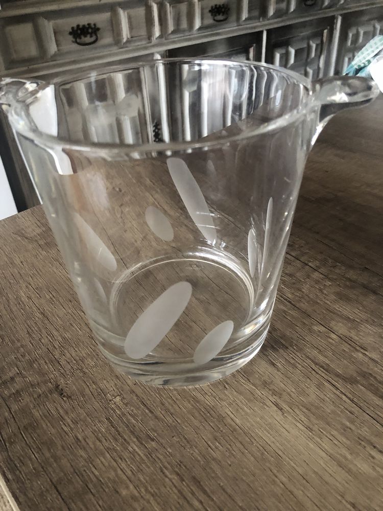 Garrafas em cristal e balde de gelo