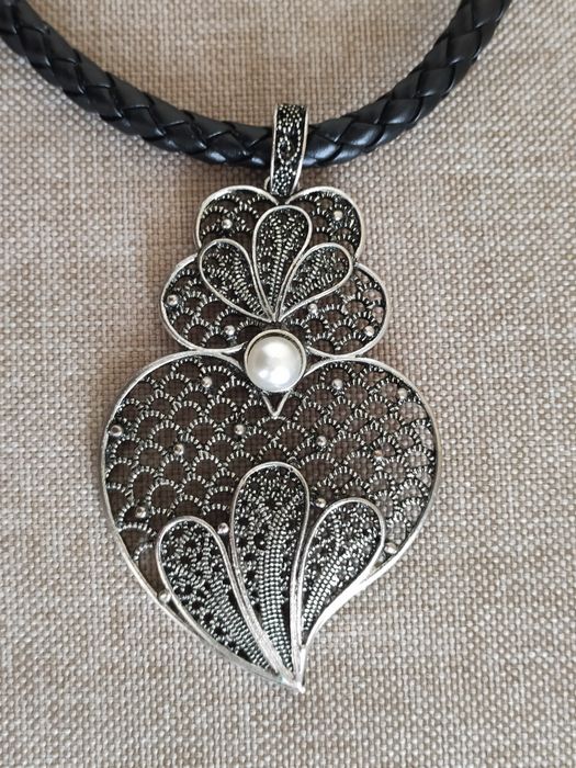 Gargantilha com coração de Viana