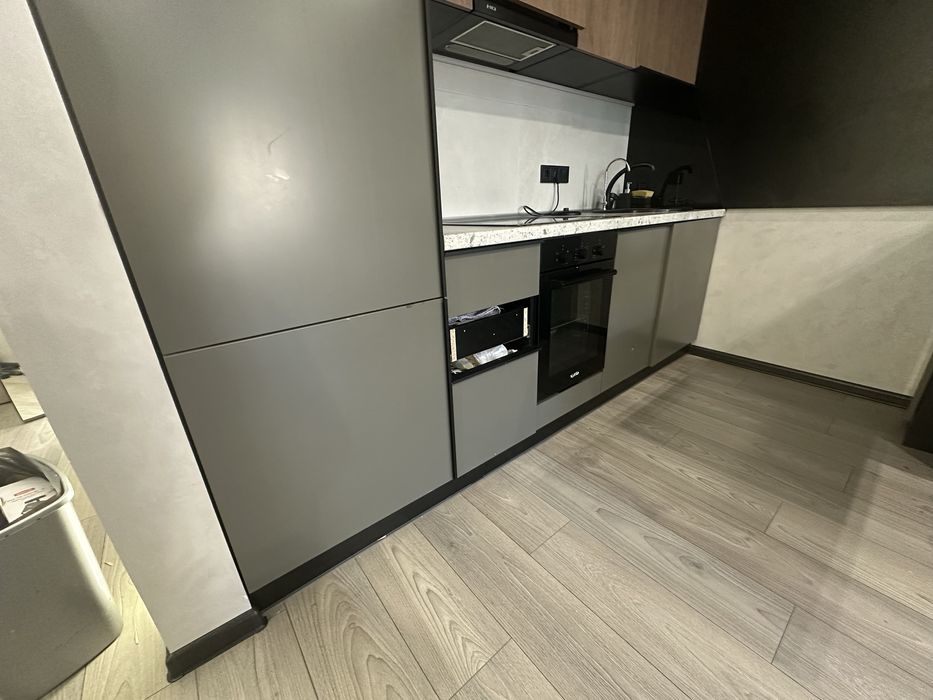 Кухонна поверхність з мийкою