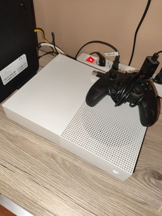 Xbox One S 1TB + pad