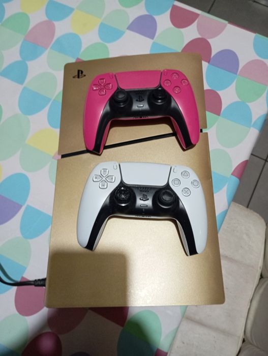 PlayStation 5 com 2 comandos