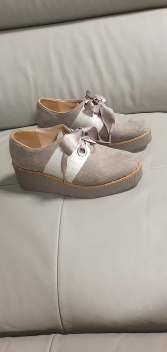 Zamszowe półbuty na koturnie 36