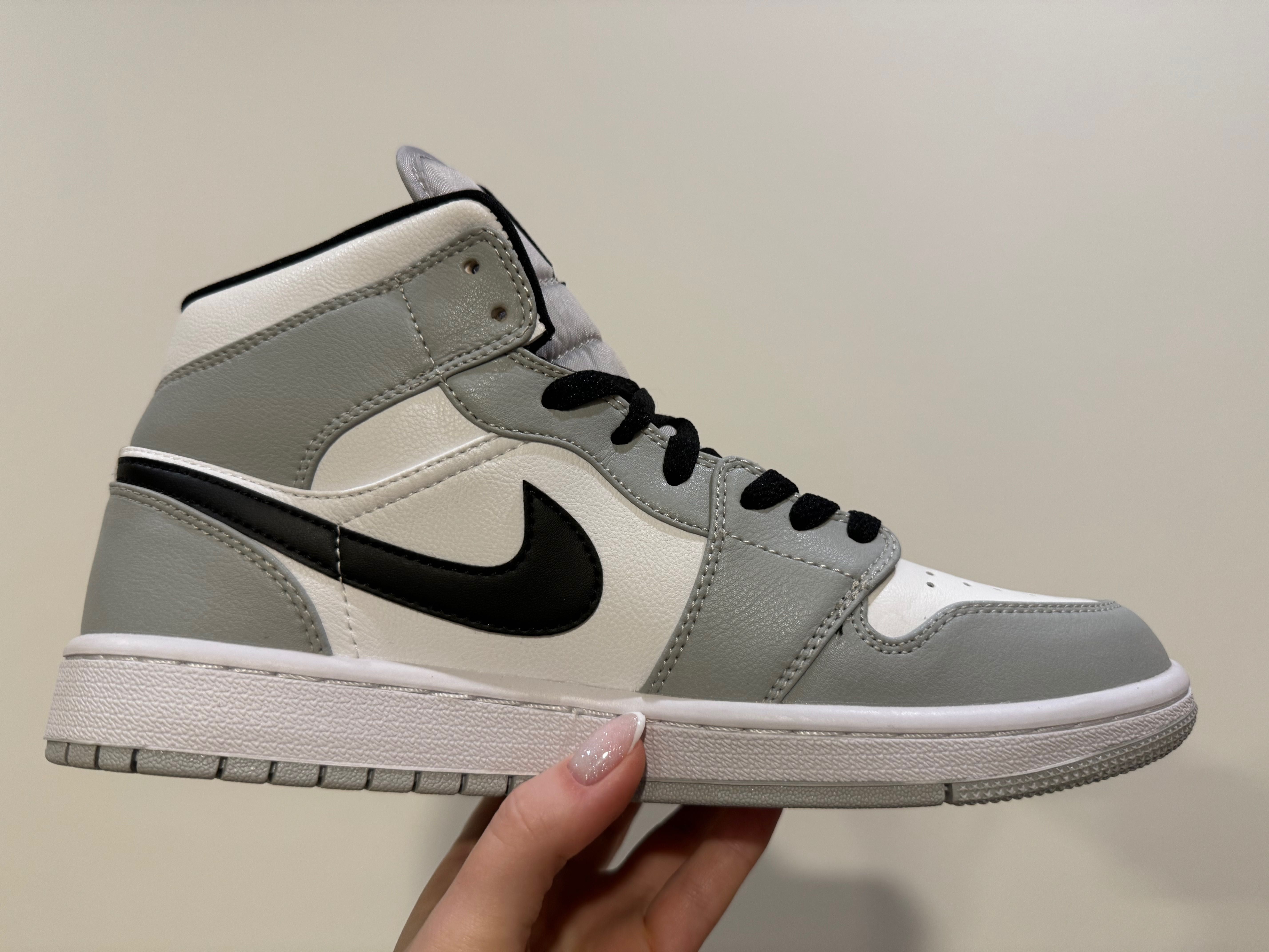 Buty Nike Air Jordan 1 Mid Light Smoke Grey r. 42