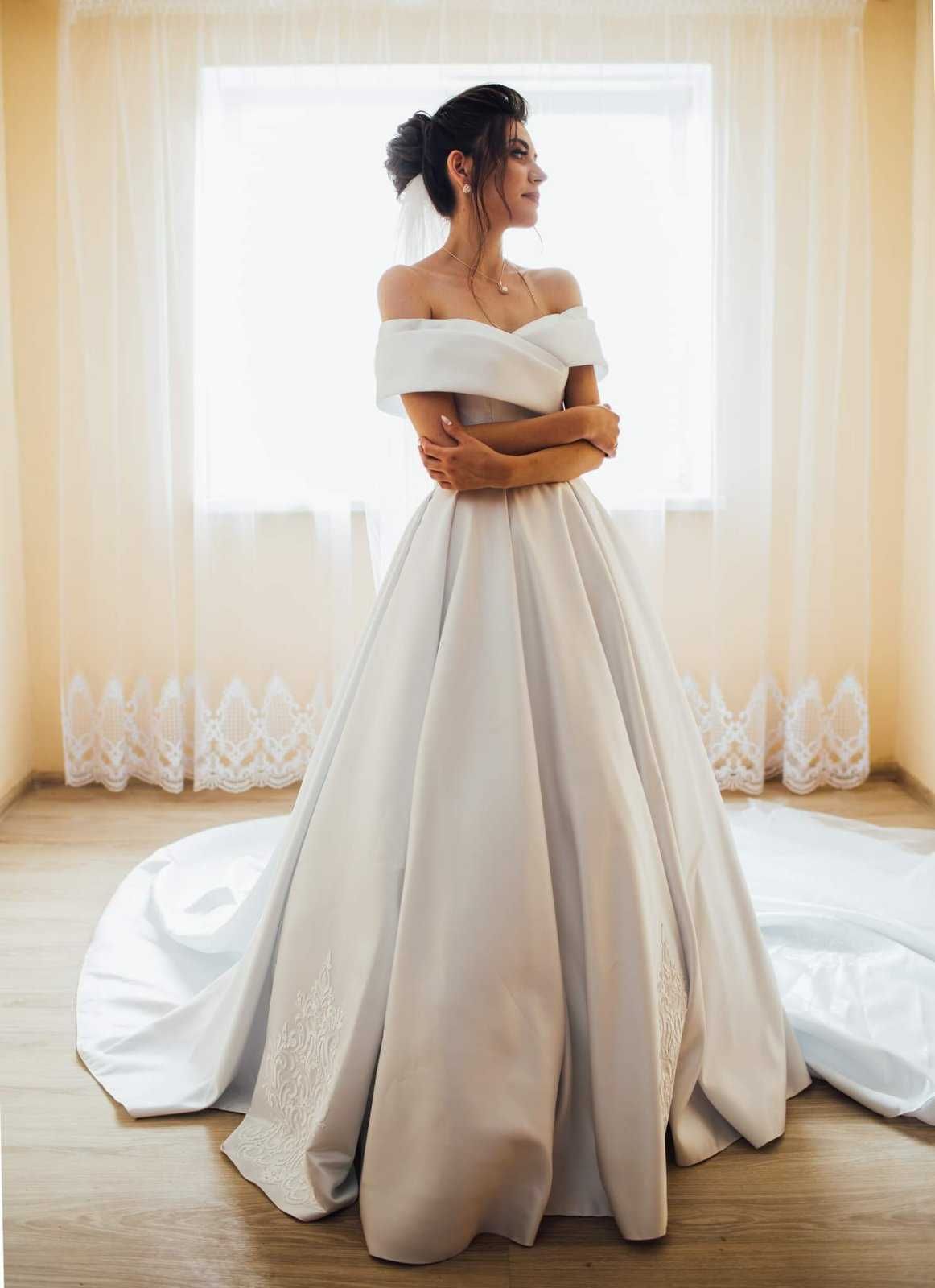 Весільне плаття , сукня салону Crystal .