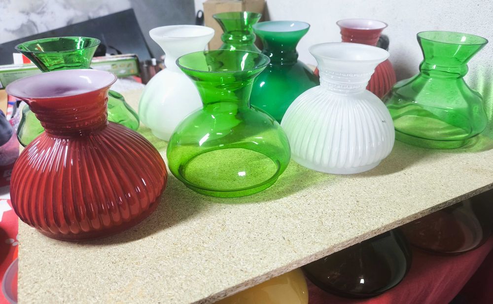 Tulipas , abatjours / abajures em vidro opalino ou opalizado .