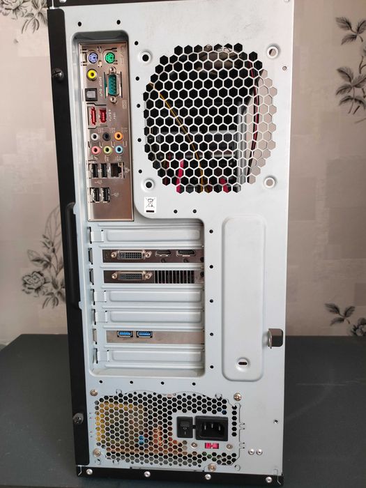 Komputer stacjonarny + monitor Dell 2407WFPb