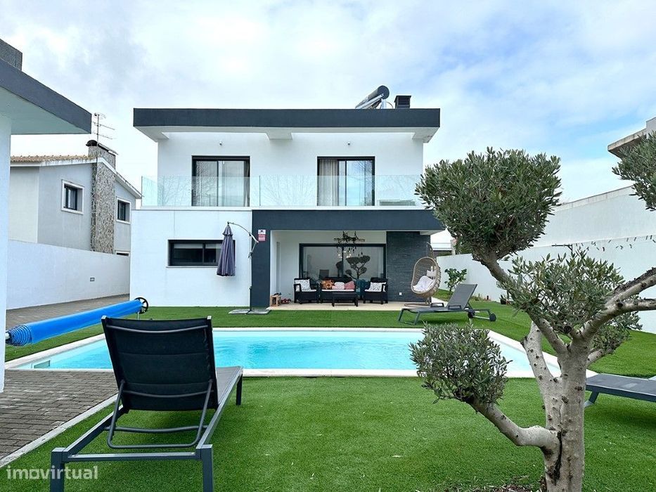 Moradia isolada T4 a Venda com 3 suites e piscina em Azeitão