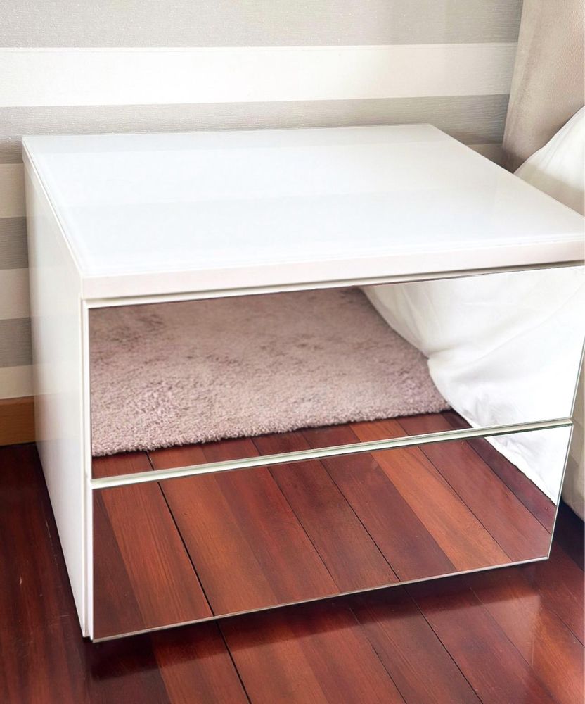 Mesinha de quarto em otimo estado