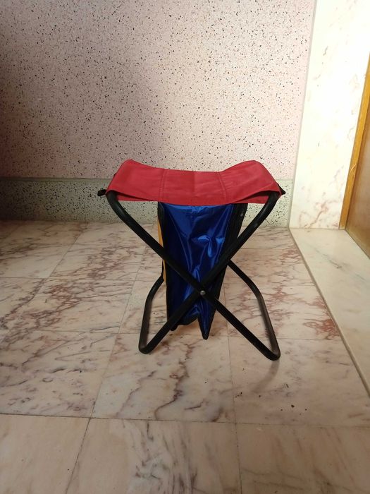 Banco dobravel com uma bolsa isotermica