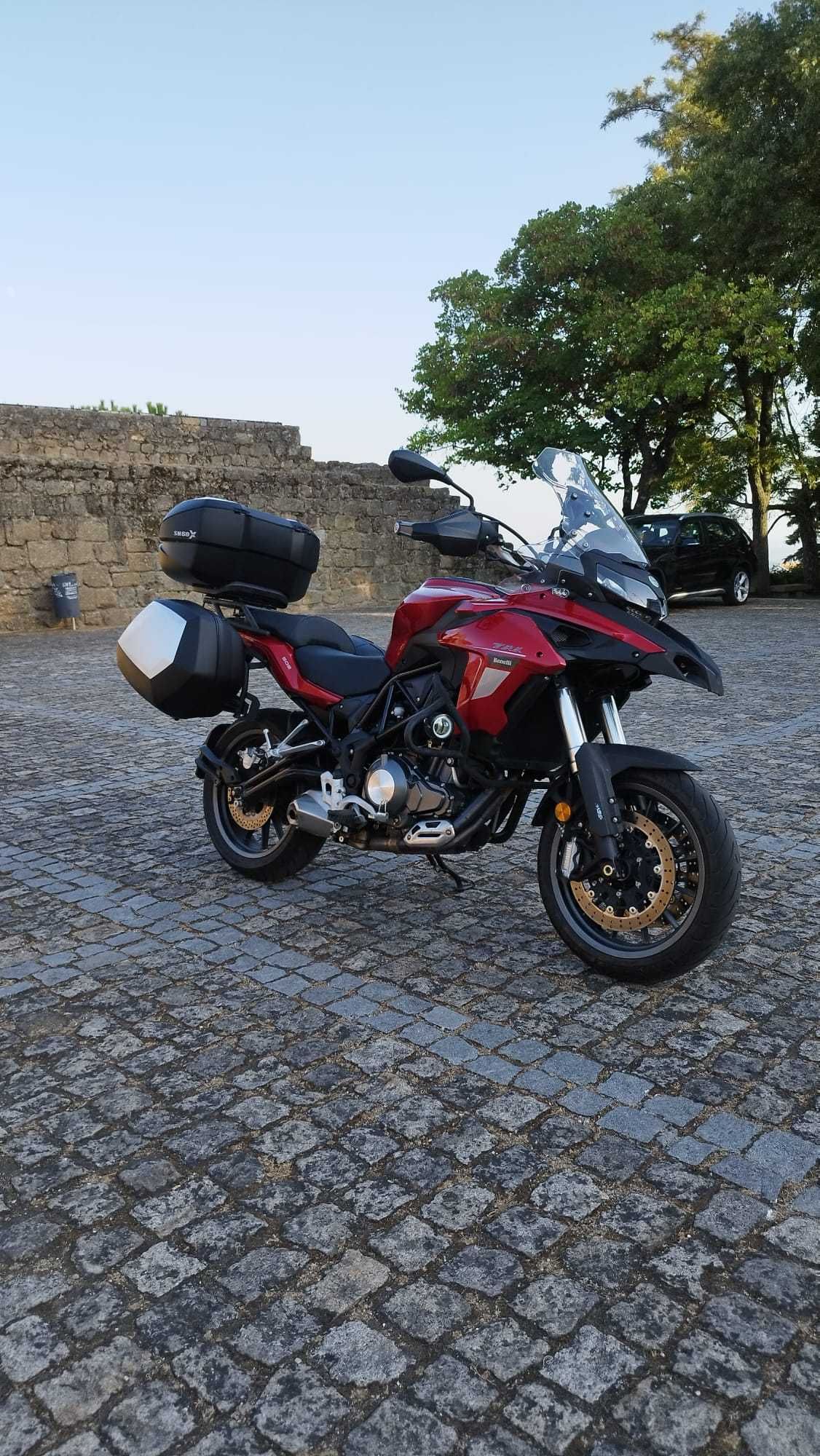 Benelli TRK 502 vermelha