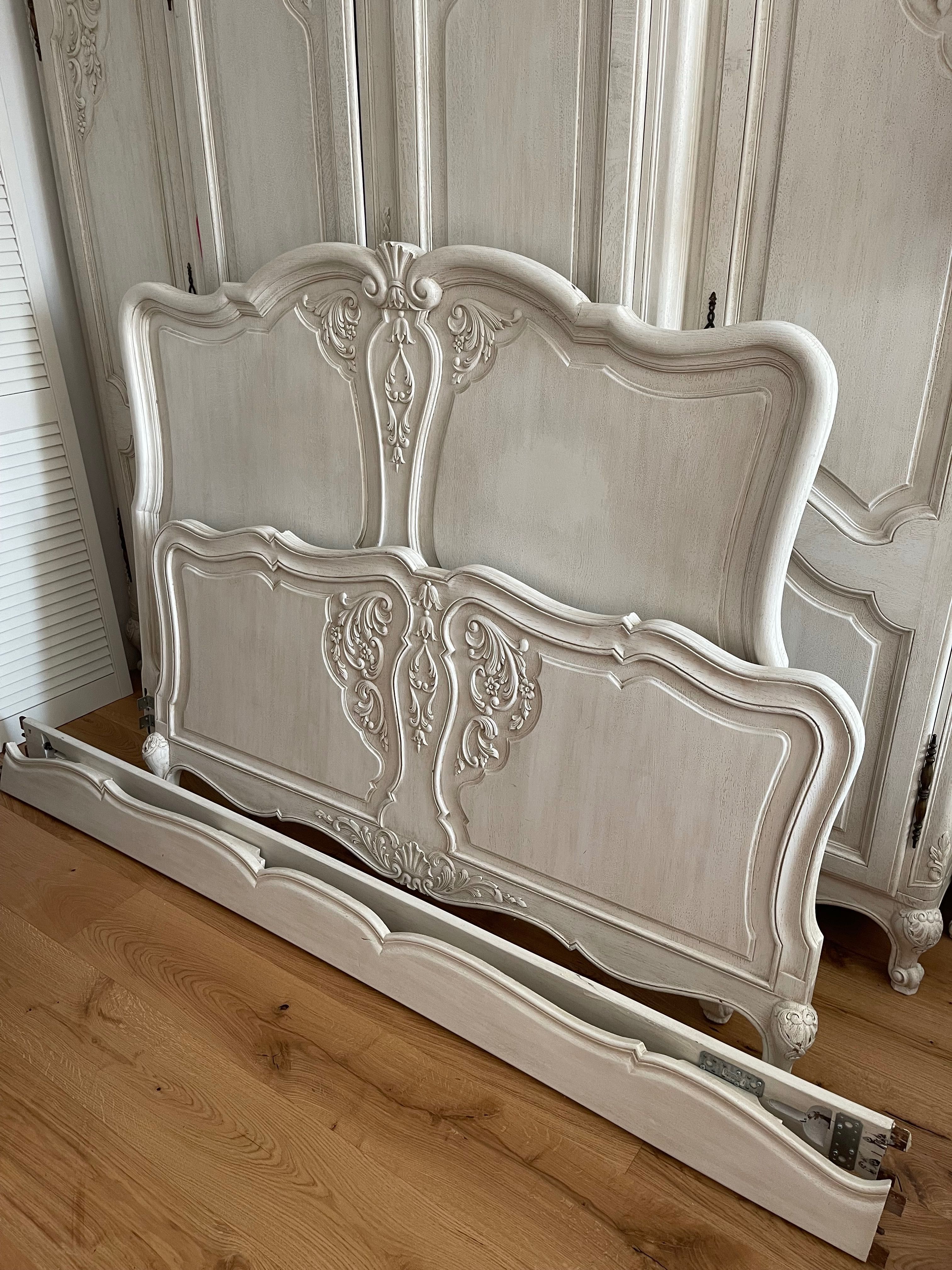 Łóżko Ludwig Antyk z pięknymi kwiatami Shabby Chic