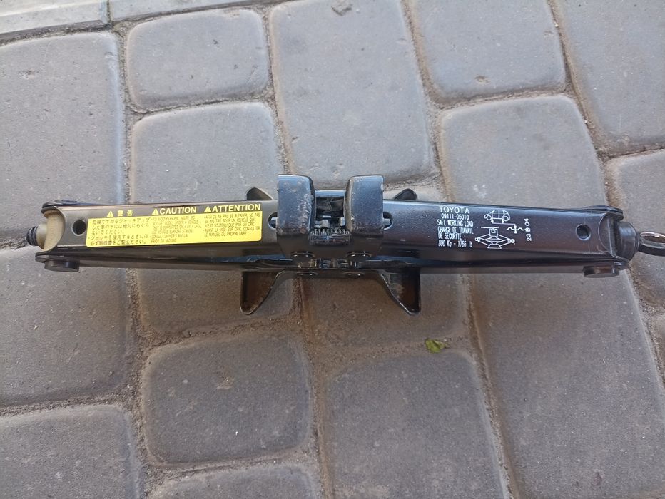 Продам домкрат тойота авенсіс,б/у ,в доброму стані