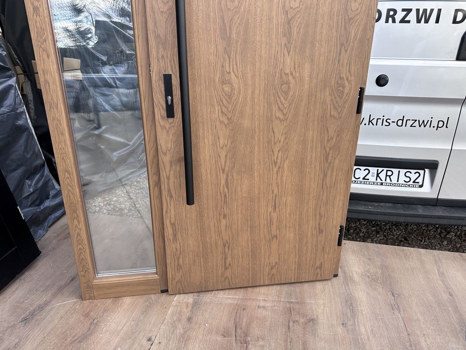 Drzwi zewnętrzne drewniane dębowe z doświetlem i antabą montaz Polska