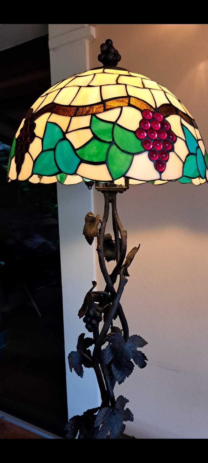 Piękna lampa ze stolikiem w formie winnej latorośli