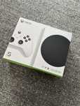 Xbox Series S - 2 Pady + Stacja Ładująca z dwoma bateriami