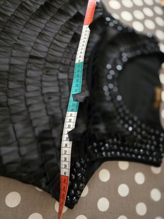 Mała czarna sukienka krotka bez rękawów ze zdobiony przód Beauty