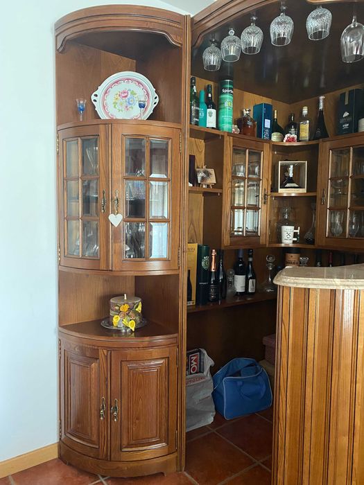 Bar de Sala em Madeira Maciça com Balcão e Vitrine
