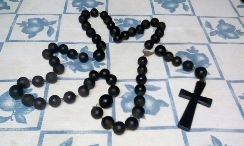 Rosário de origem africana feito em pau rosa. Vendo pela melhor oferta