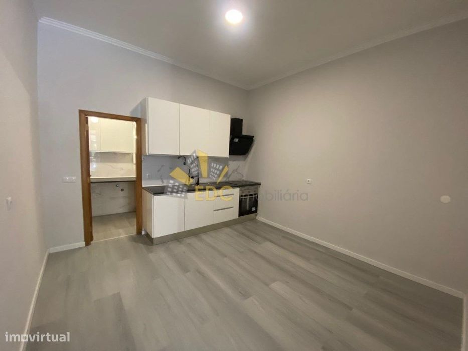Loja Transformada em apartamento T1 | Localizado em zona central de...