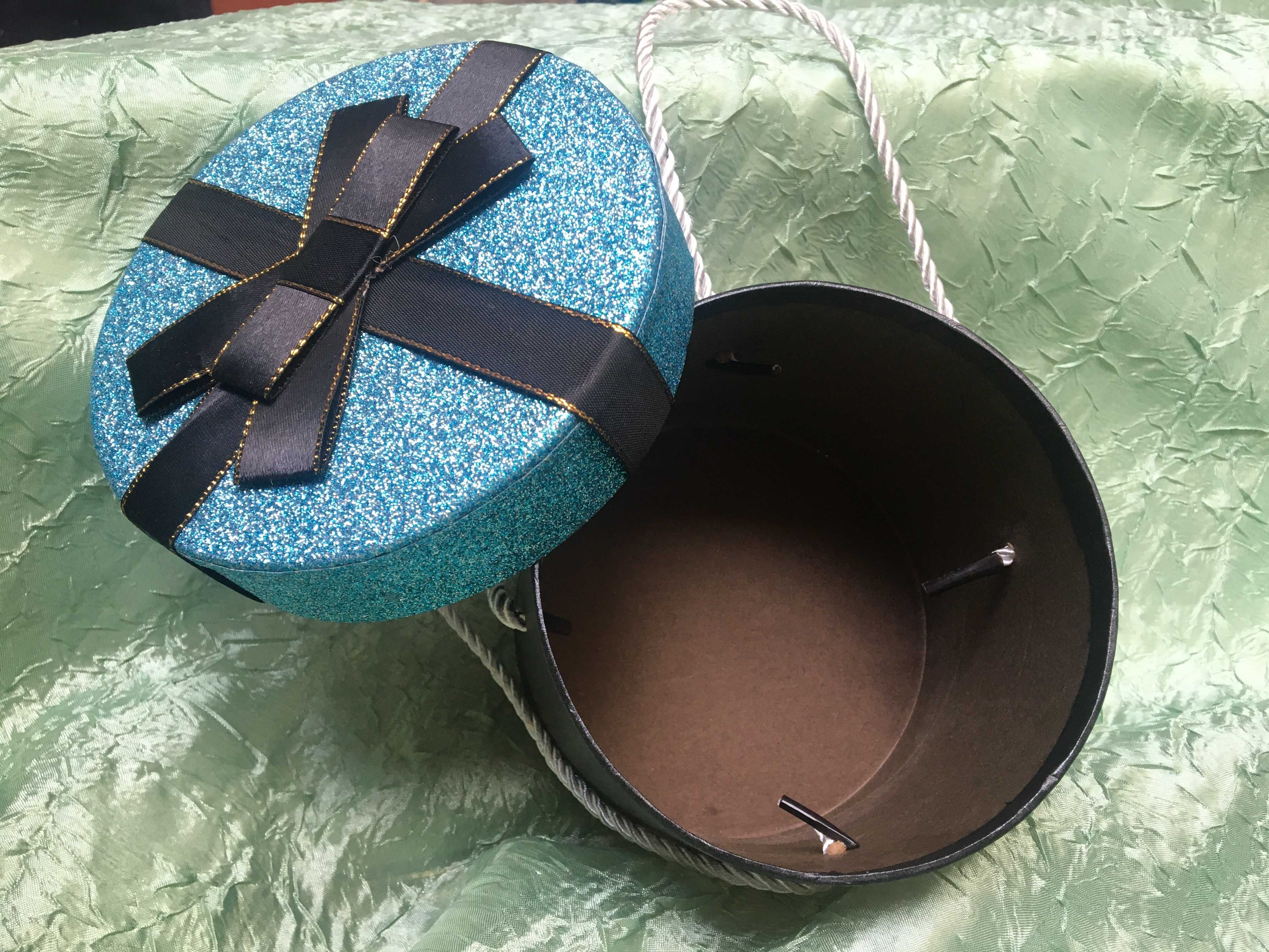 Коробка с ручками подарочная  круглая, крышка декорирована  глиттером