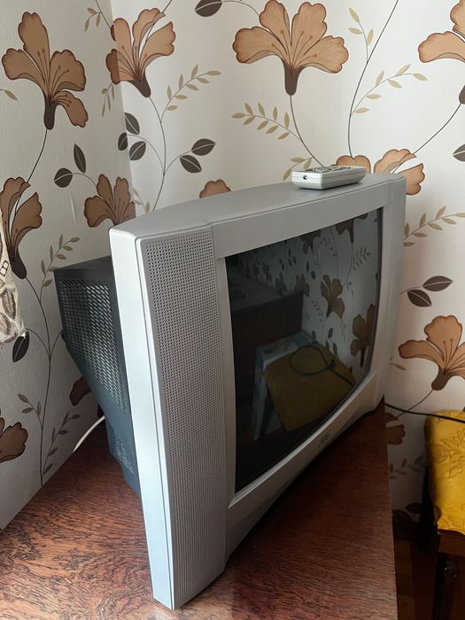 Телевизор JVC в рабочем состоянии