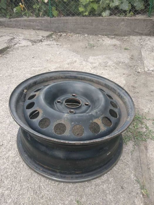 Диски для автомобиля в наличии три штуки.