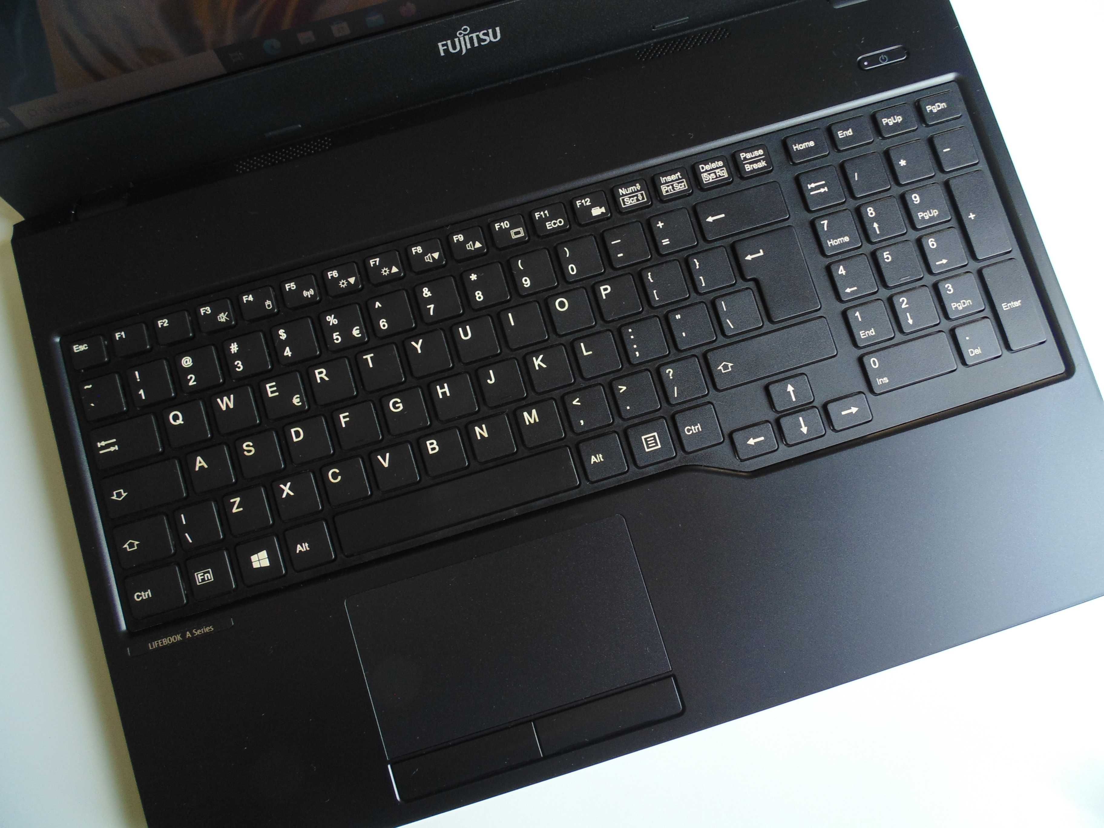 Laptop Fujitsu LifeBook A555 15.6"Intel Core i5-5200U /SSD/ Windows 11