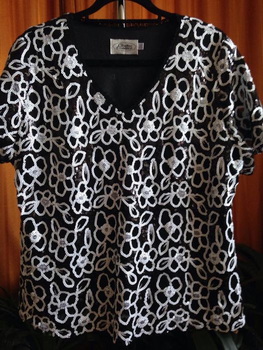 Bluzka z cekinami w rozm. 52/54.