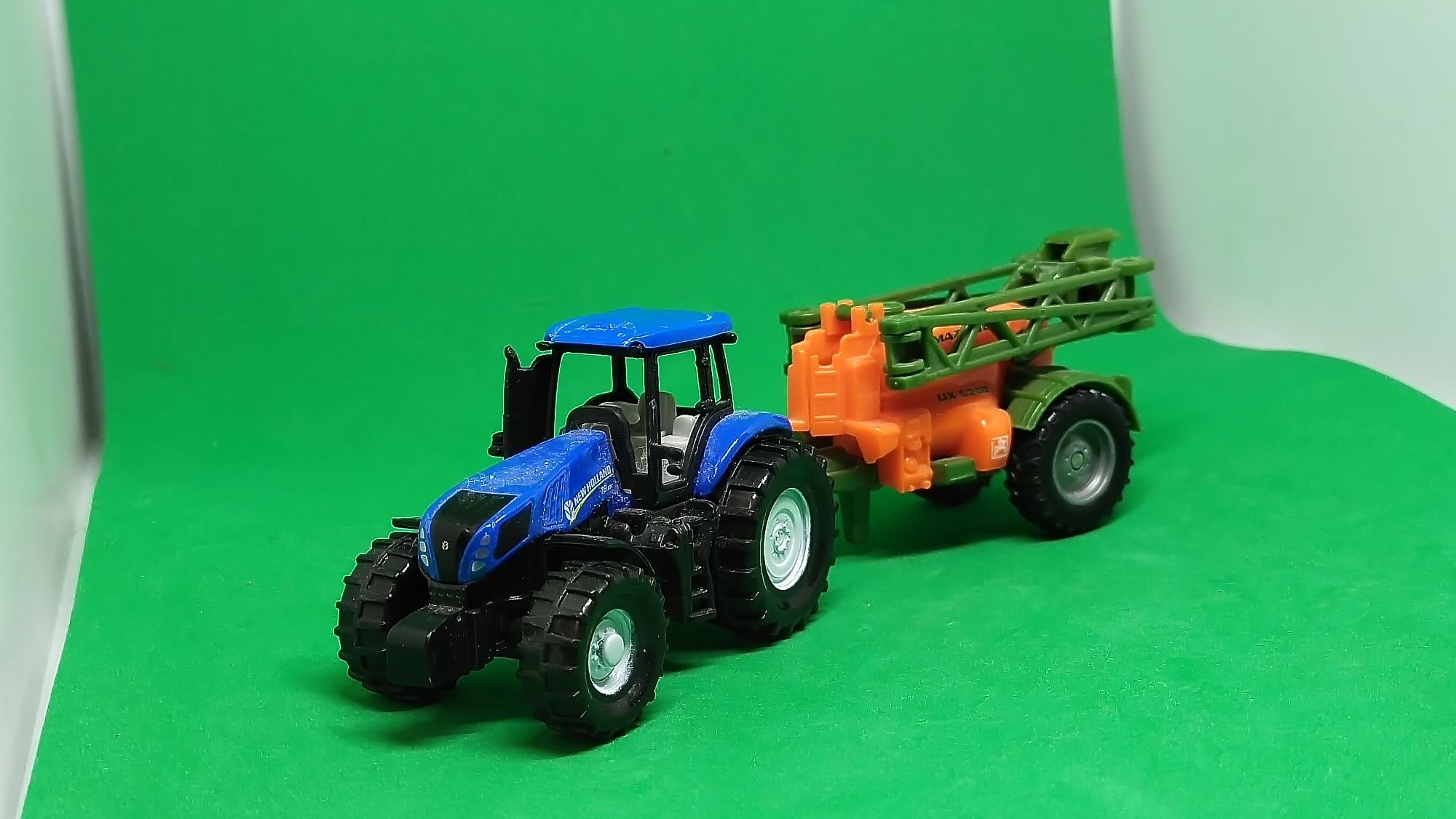 Siku traktor new Holland opryskiwacz 1:87