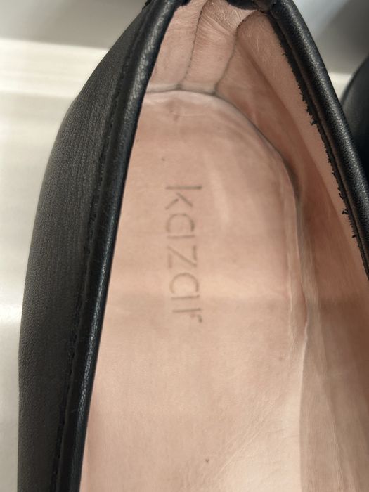 Skórzane, czarne baleriny z kokardką Kazar