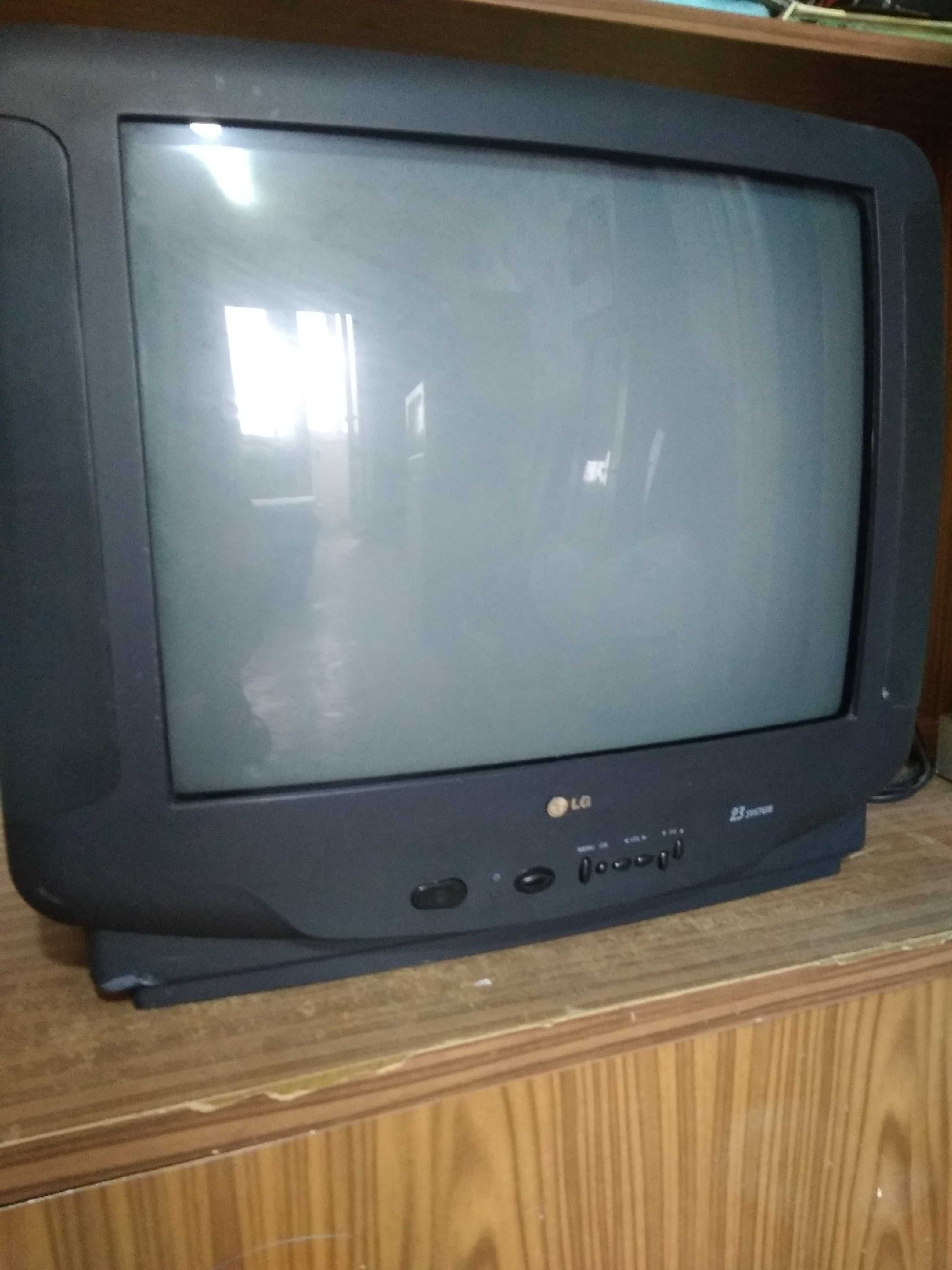 Продам телевизор LG cf-21d60b