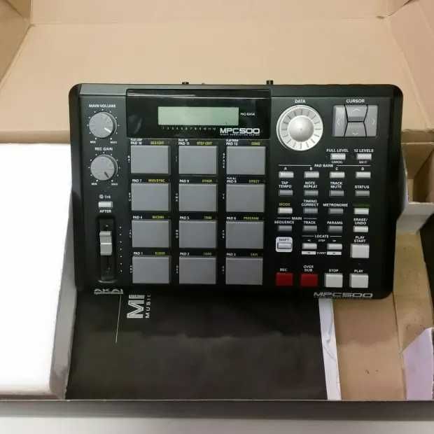 AKAI MPC 500  (Caixa de ritmos)