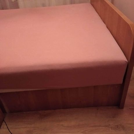 Łóżko bez materacy z pojemnikiem na pościel