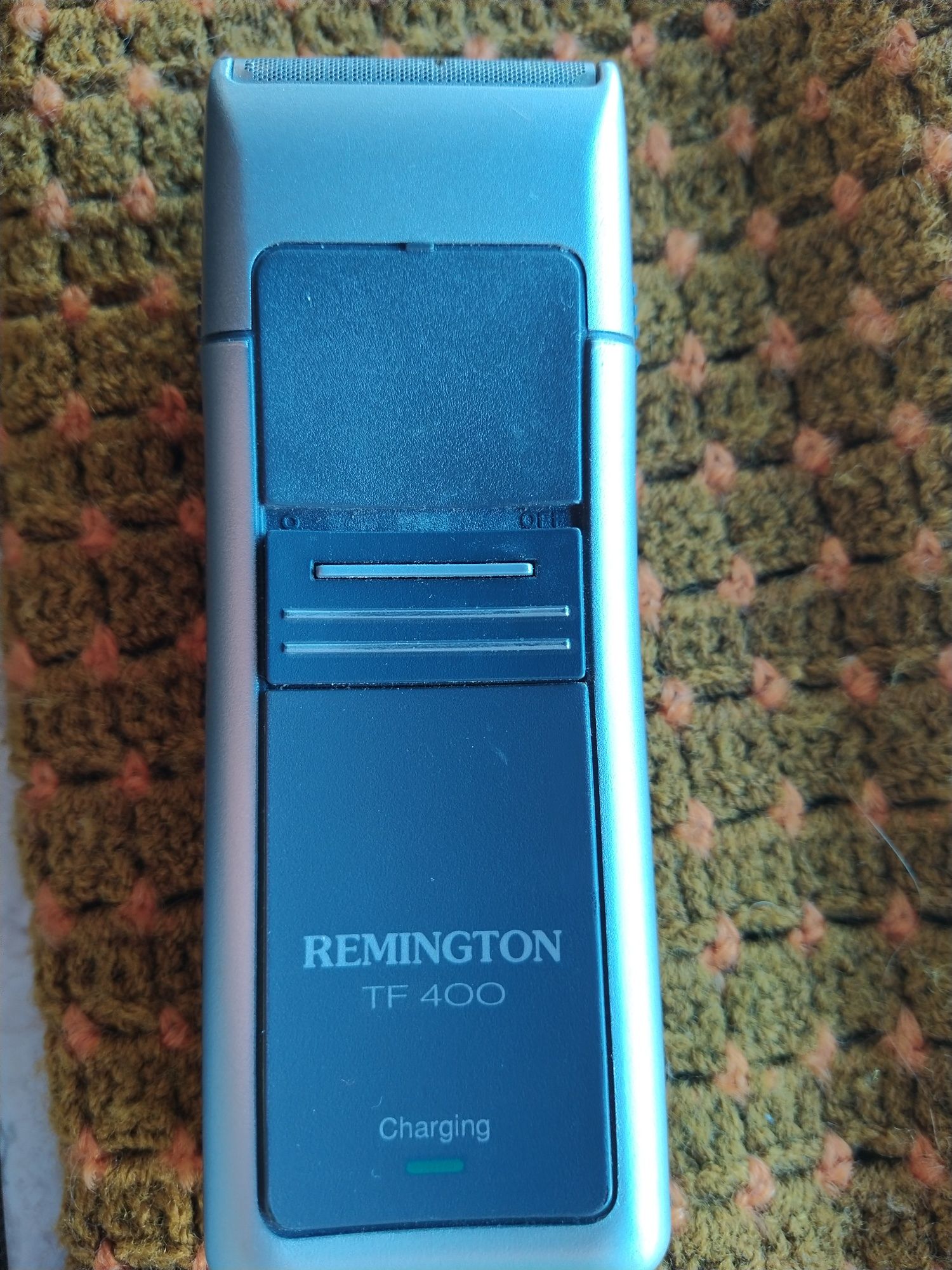 Máquina barbear Remington modelo TF 400 a funcionar.