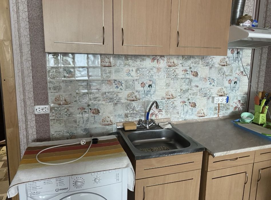 Продам гостинку с балконом 28м2 в индустриальном р-не