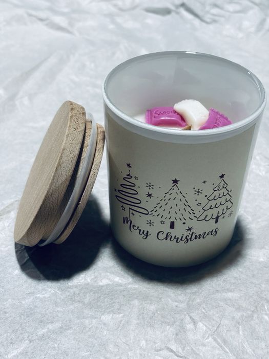 Świeca z wosku sojowego z drewnianym knotem, o zapachu „Magia Świąt”