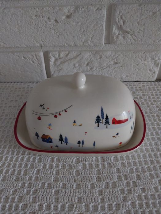 Ceramiczna maselniczka.