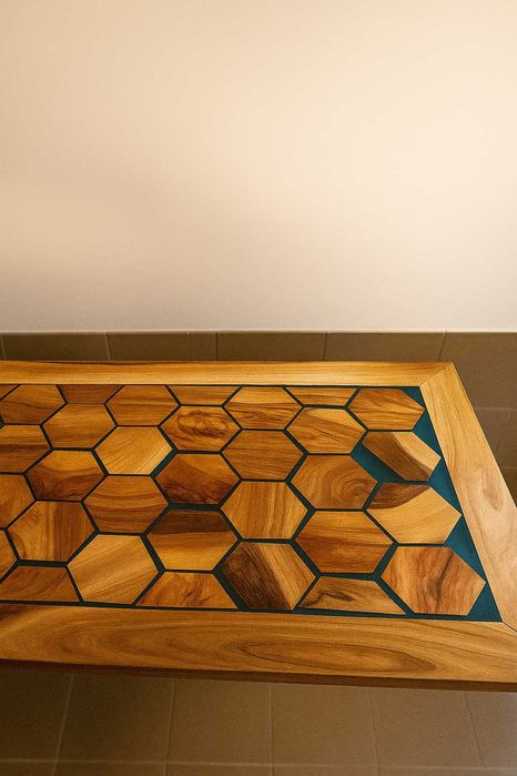 Stół z litego orzecha i żywicy epoksydowej – unikatowy ręczny wyrób