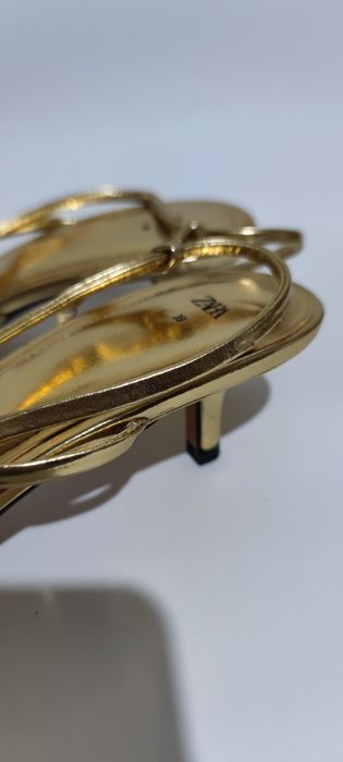 Босоніжки ZARA. Розмір 39. Колір золотистий.