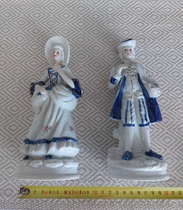 Par de estatuetas em Porcelana 22 cm