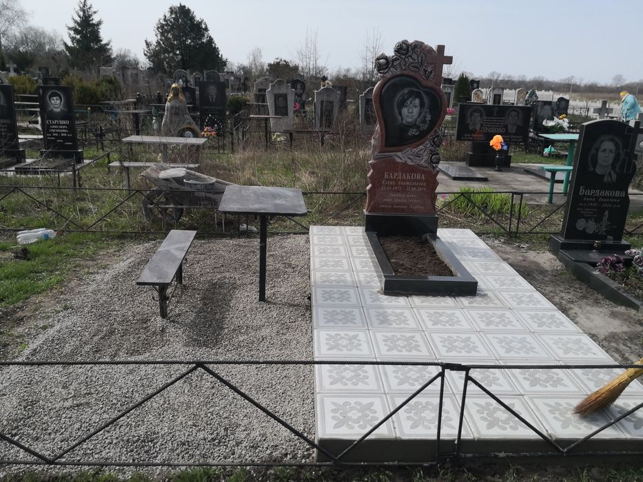 Памятники, укладка плитки.