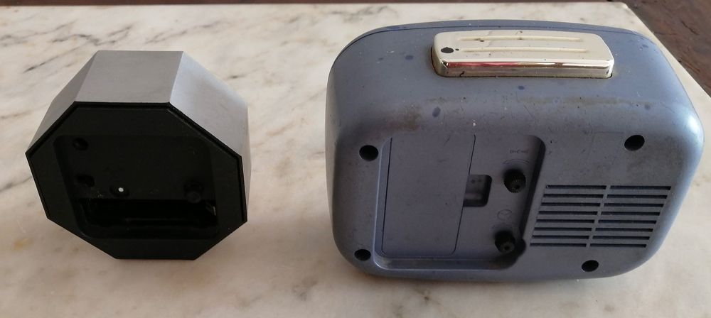 conjunto de 2 relógios despertadores a funcionar