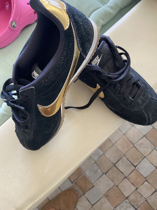 Tennos Nike de camurca pretos e dourado