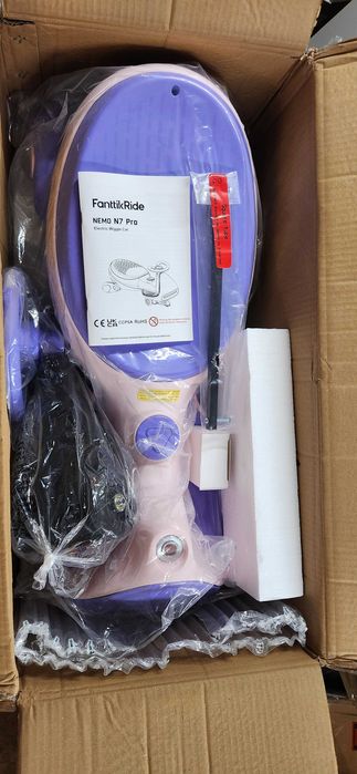 Elektryczny samochód dziecięcy, świecące koła, Bluetooth, od 3 lat