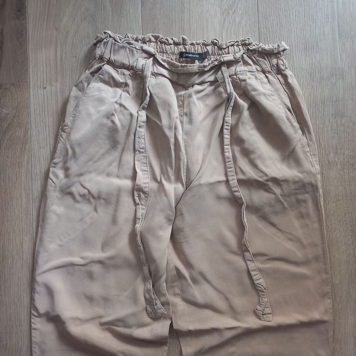 Beżowe spodnie paperbag chinos baggy Stradivarius r.M