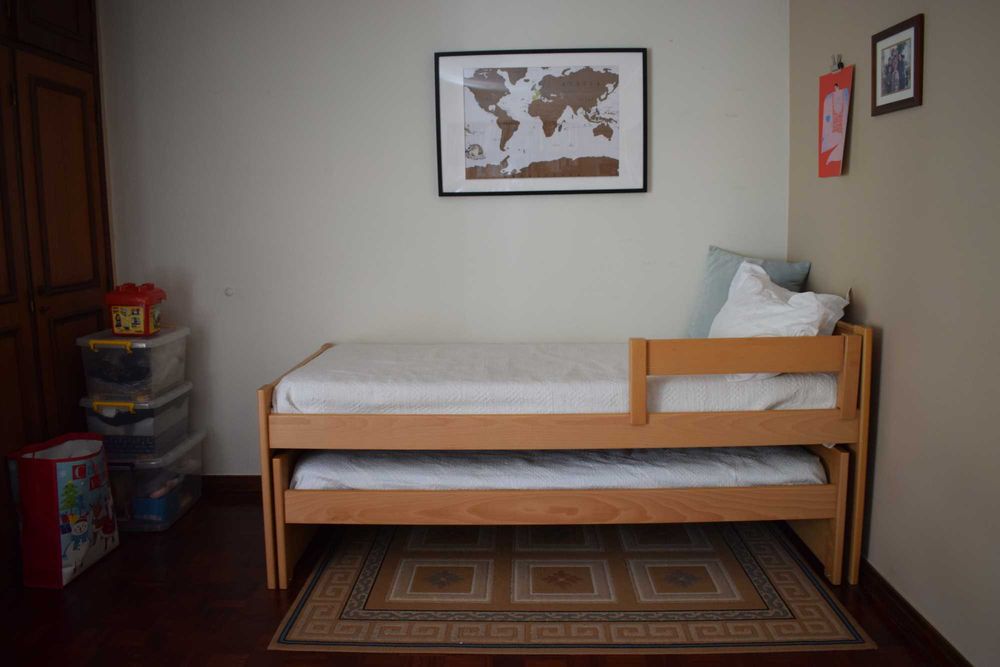 Camas individuais em gaveta